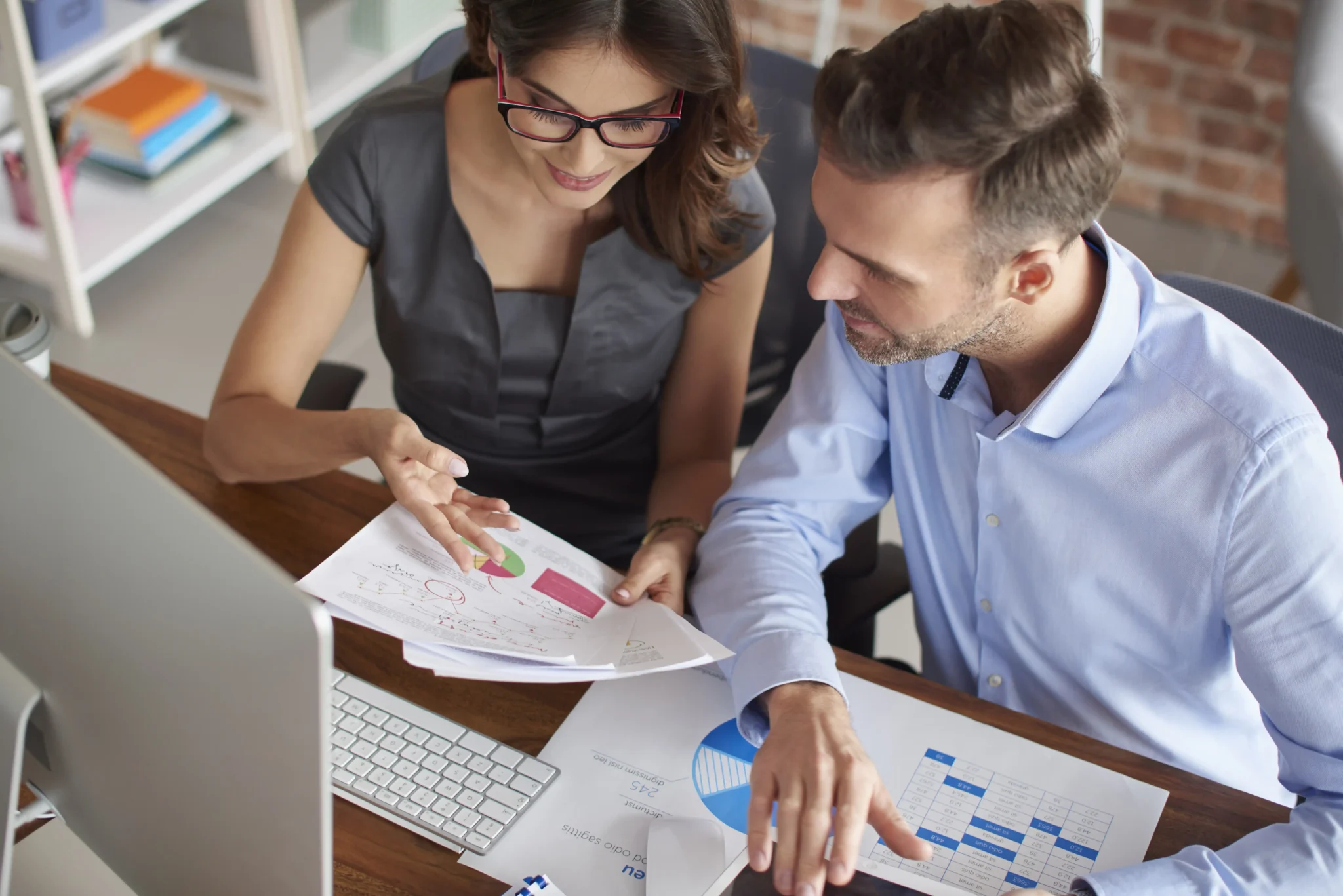 Equipo multidisciplinario en sesión de planeamiento fiscal y corporativo