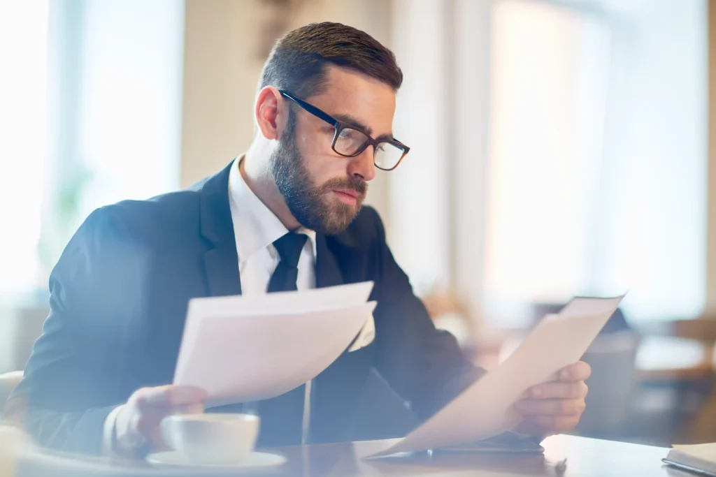 Director financiero revisando la gestión de detracciones, retenciones y percepciones del IGV en Perú