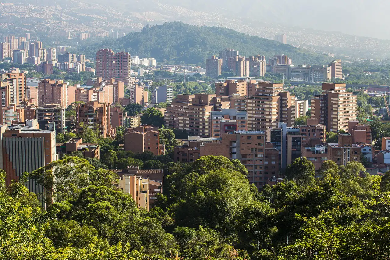 Vista panorámica del centro financiero en Medellín para inversiones corporativas en Colombia